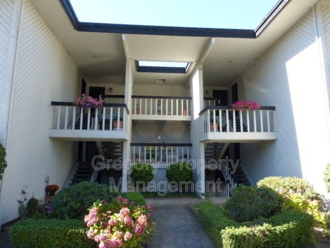 Building Photo - 6627 Lakeview Dr