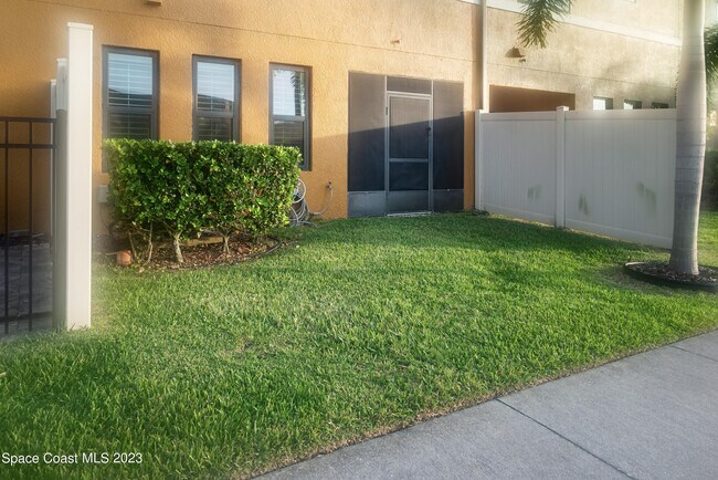 Foto del edificio - 1310 Lara Cir