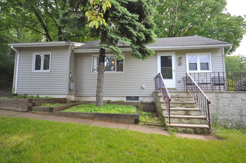 Primary Photo - 37 Cayuga Ave