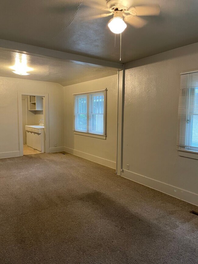 Foto del edificio - STUDENTS WELCOME! 1 Block North of CSU - Tenant Only Pays Trash