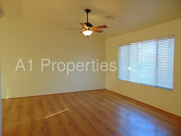 Foto del edificio - 4764 N Harlequin Dr