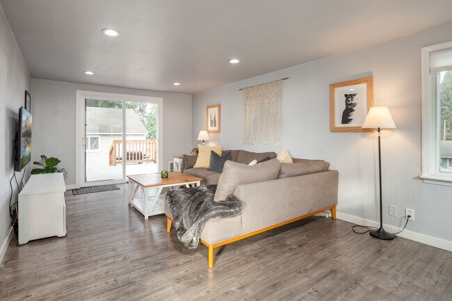Foto del edificio - DesMoines rambler 3 bed, 2 baths home. 2 c...