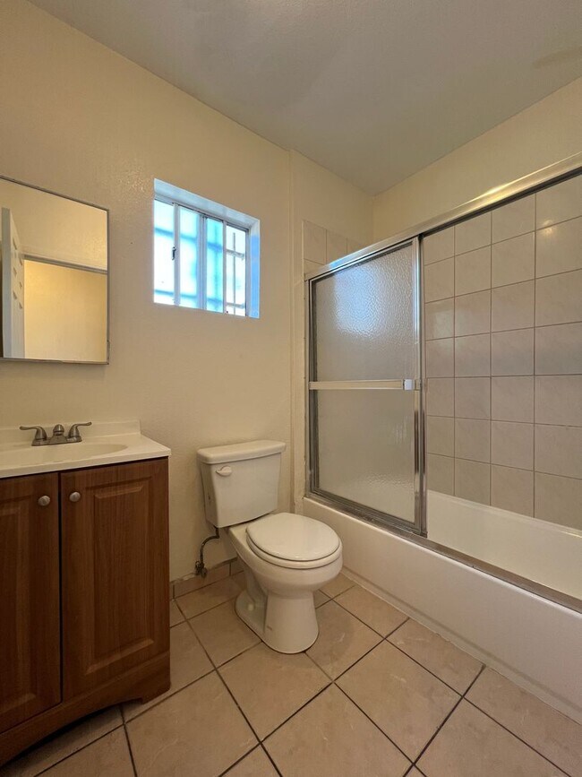 Foto del edificio - 8416 1/2-8416 1/2 Graham Ave