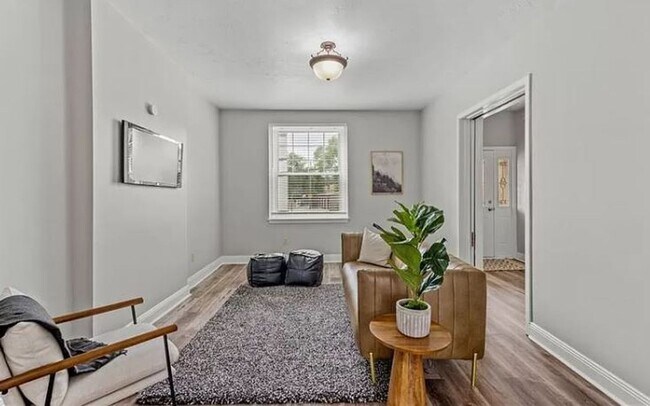 Building Photo - Beautifully remodeled 6 BR, 1.5 Bath brick...