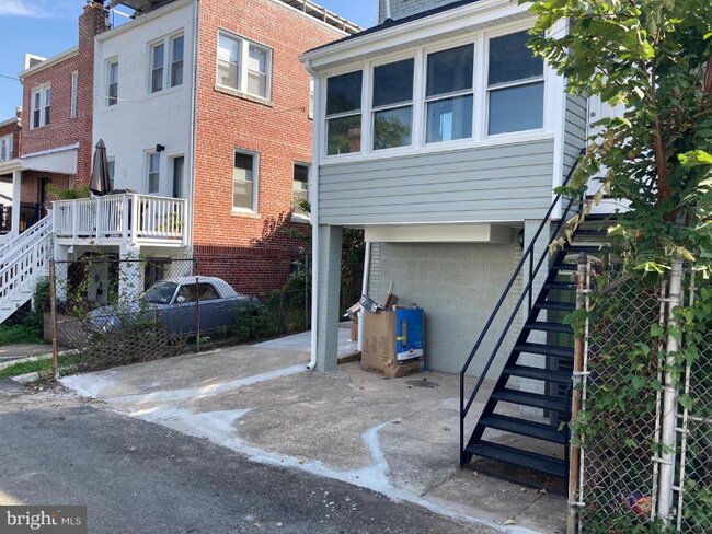 Building Photo - 617 Quintana Pl NW