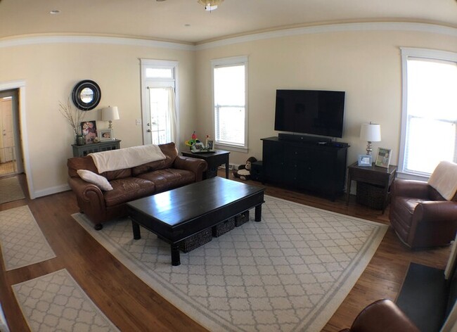 Building Photo - Spacious 3BR 2.5BA + Den Charleston Style ...