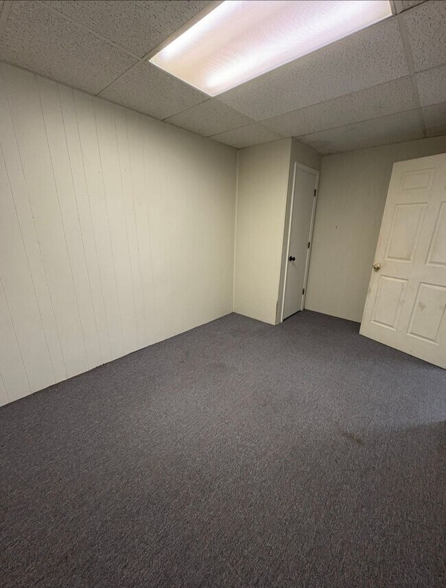 Building Photo - Centrally-Located Apartment in Homedale