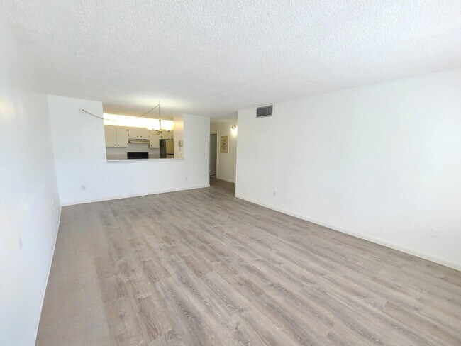 Foto del edificio - 14850 Naranja Lakes Blvd