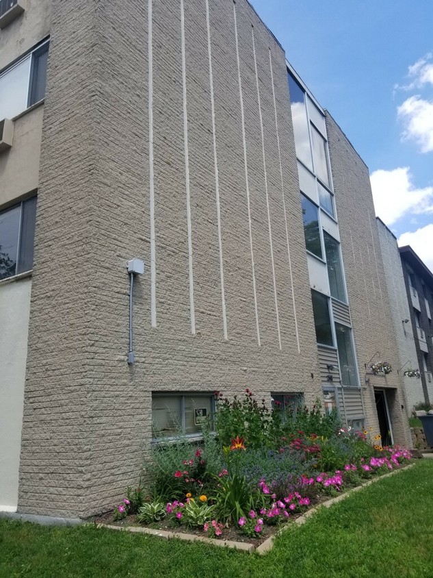 33 UNIT/COMPLETE QUIET BUILDING - 2848 W Wells St