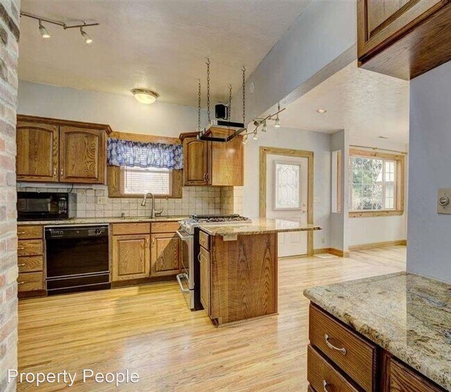 Building Photo - 4 br, 4 bath House - 1216 W. Boise Ave