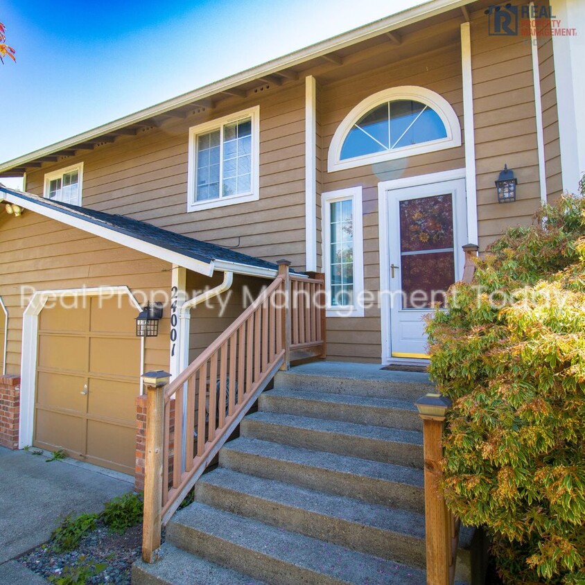 Foto del edificio - Charming 5 Bedroom + 2 Car Garage!