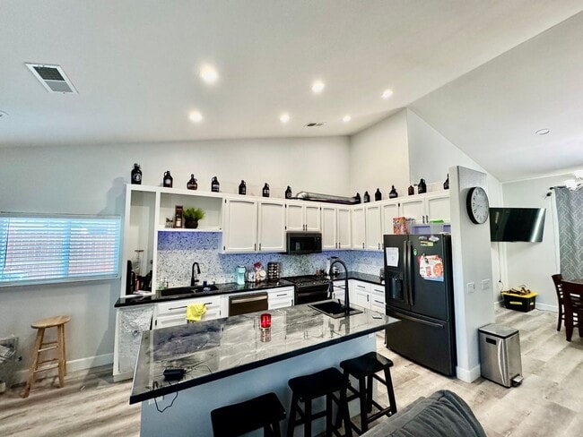 Building Photo - Beautiful Single Story 4 Bedroom 3 Bathroo...