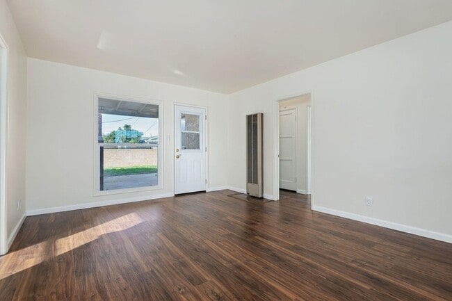 Foto del edificio - Updated Home with Guest Suite, Fireplace & RV Parking in Northwest Oxnard