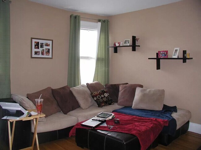 Building Photo - 149 Edgar St