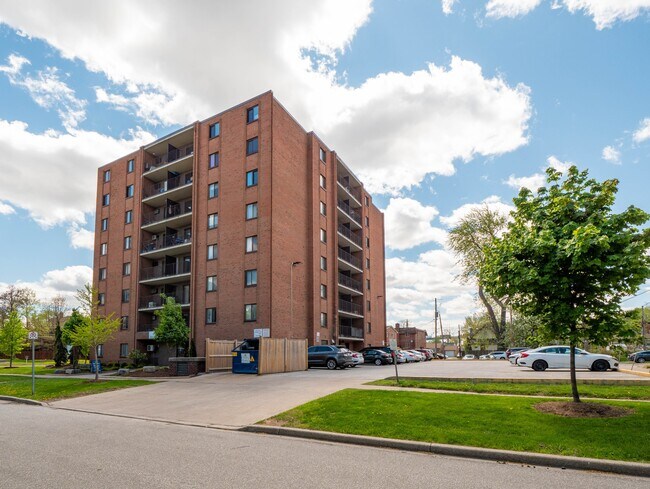 Photo du bâtiment - Askin Tower Apartments