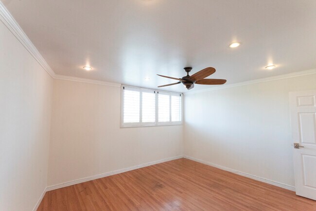 Building Photo - 100 S Doheny Dr