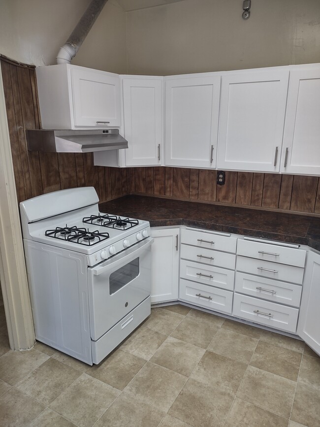 Kitchen1 - 2230 Chestnut Ave