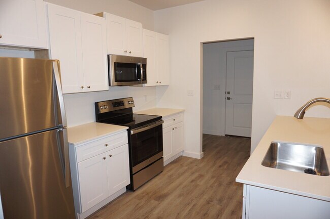 Building Photo - Beautiful Modern 3/3 Townhome in North Lub...