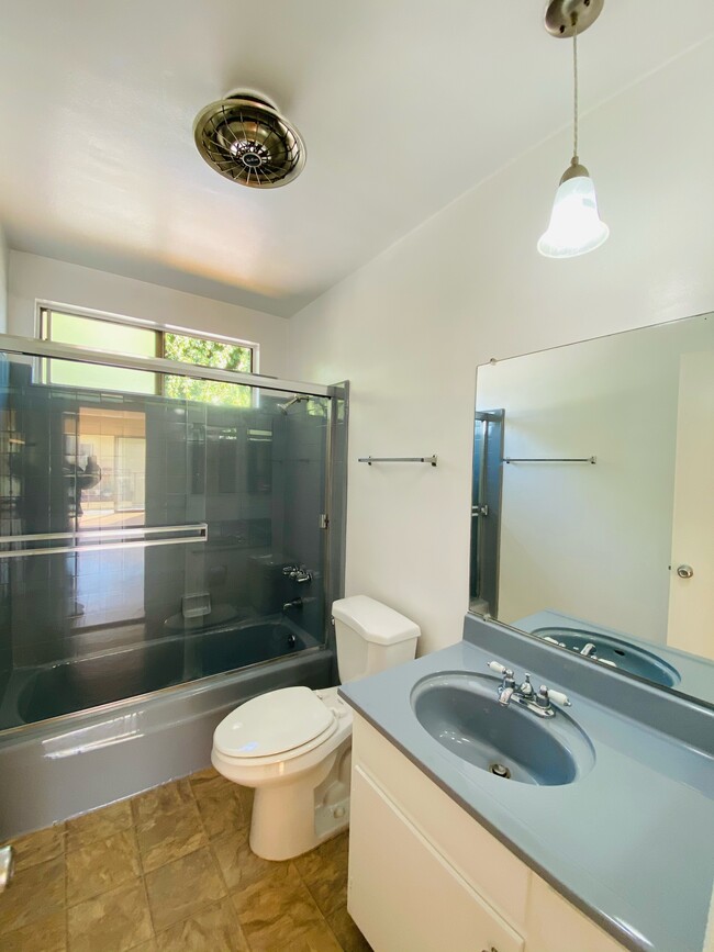 Apartamento 204 Cuarto de baño - 1211 N Ogden Dr