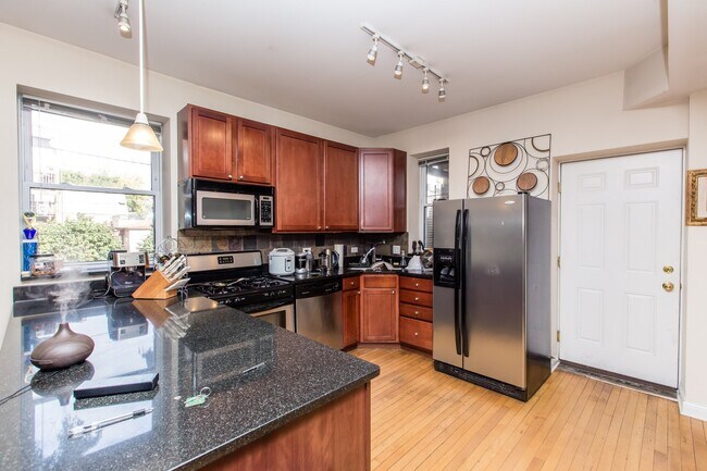 Foto del edificio - Large 3bed/2bath DUPLEX in the HEART of Bucktown/Wicker Park! In-Unit Laundry! Central Air!