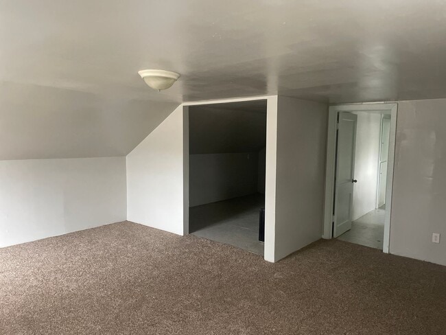 Building Photo - UPSTAIRS ONE BEDROOM!