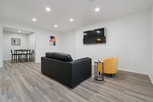 Foto del edificio - 1200 NE 17th St