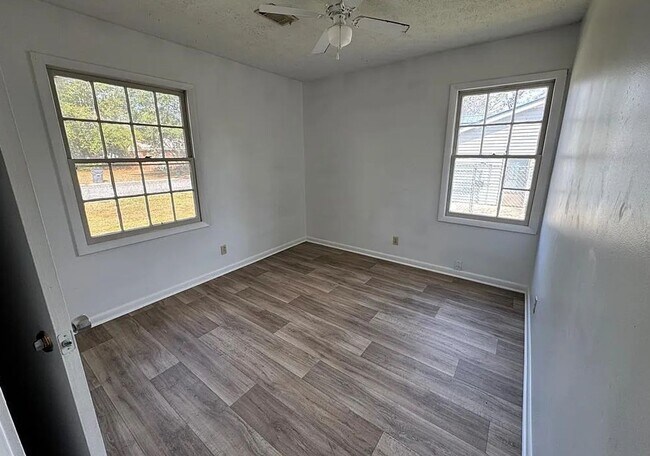 Foto del edificio - 3 Bed/2 Bath Brick Home- Under Renovations