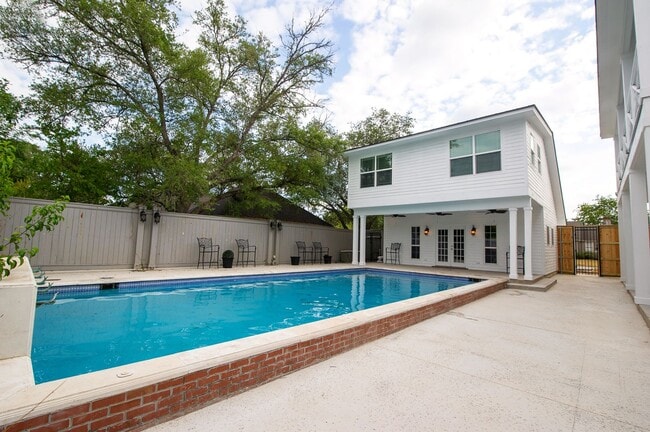 Building Photo - ADORABLE 2/1 APARTMENT CLOSE TO CAMPUS! DEC SUBLEASE!