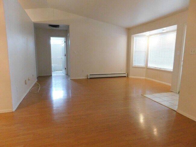 Building Photo - Ranch in Established Neighborhood
