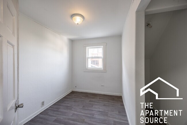 Foto del edificio - 2140 N Karlov Ave
