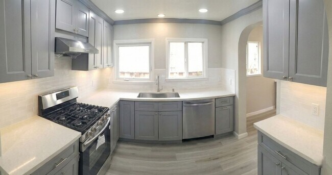 Foto del edificio - Freshly Remodeled 4-Bedroom House w/ Private Yard in Oakland