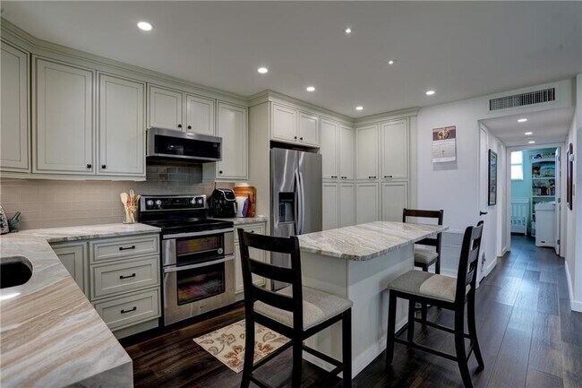 Foto del edificio - 2400 NE 10th St