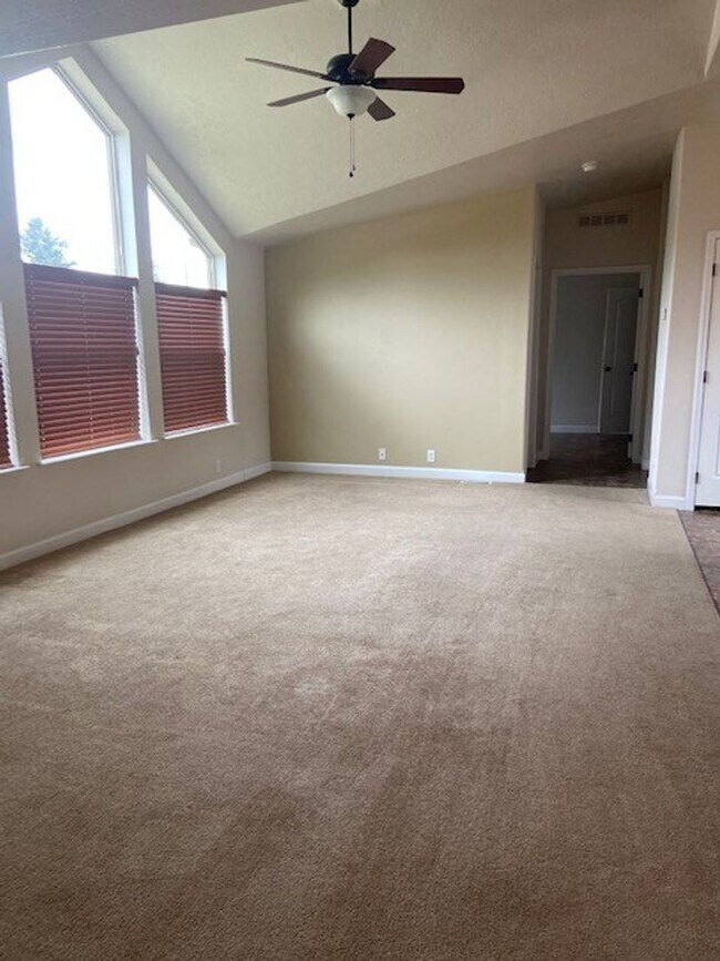 Foto del edificio - Hellgate Elementary School Area - 3 Bed, 2 Bath, Garage and a Fenced Yard