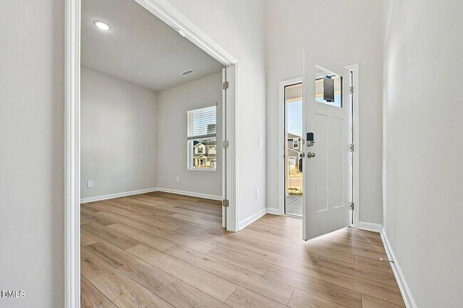 Foto del edificio - 744 Red River Dr