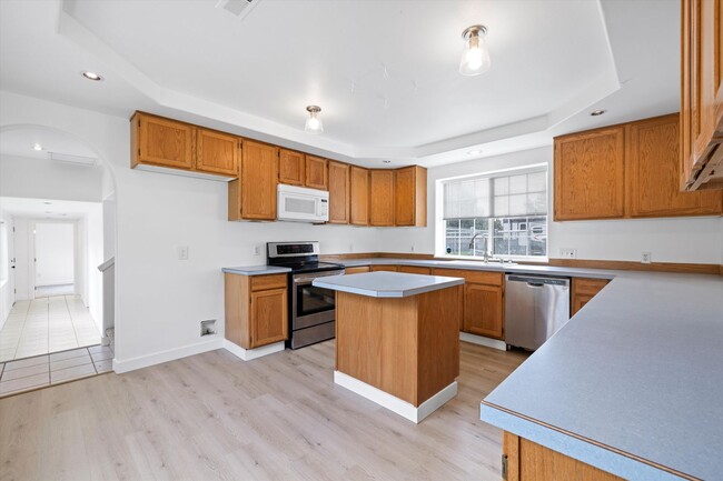 Foto del edificio - Beautiful 3-Bedroom, 3-Bath Home with a Huge Yard and Ample Parking