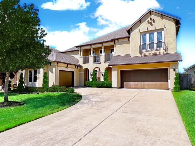 Recepción con Juniper Spirals & Japanese Boxwoods - 28410 Tanner Crossing Ln
