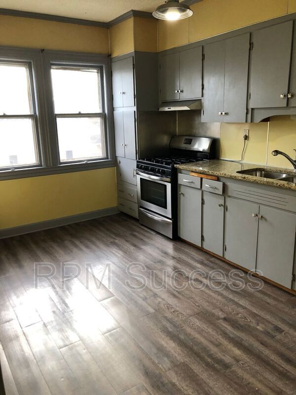Primary Photo - 2083 Acushnet Ave