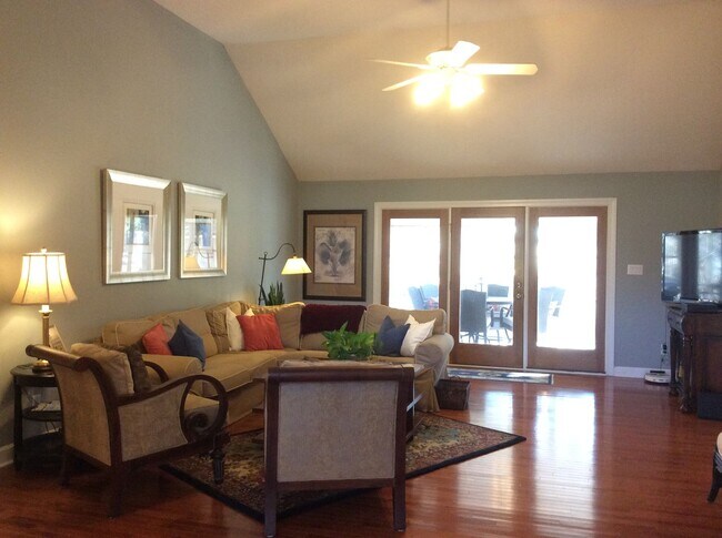 Foto del edificio - Grand 4 Bedroom Home in Sought After Hunte...