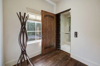Building Photo - 5610 Lynbrook Dr