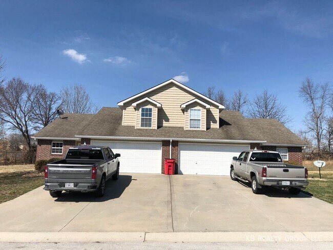 Building Photo - 3 Bed 2 Car Duplex in Grain Valley
