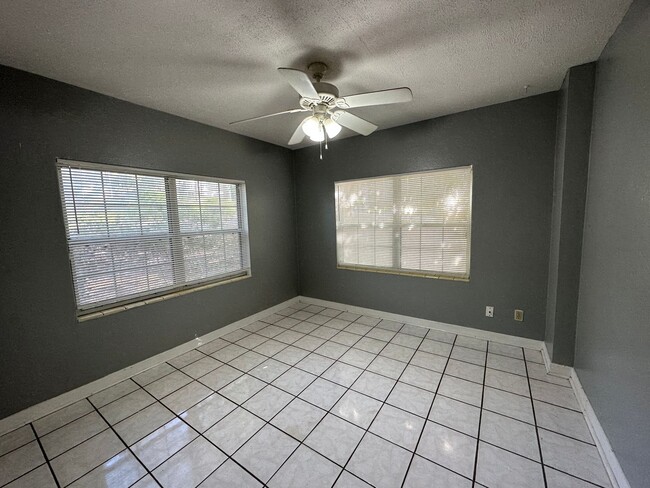 Foto del edificio - Old Town duplex right by Leon High!!!