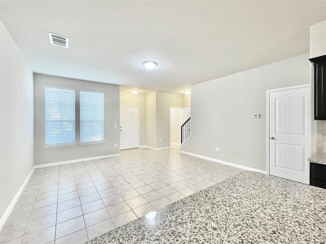 Building Photo - 415 Crater Lake Dr