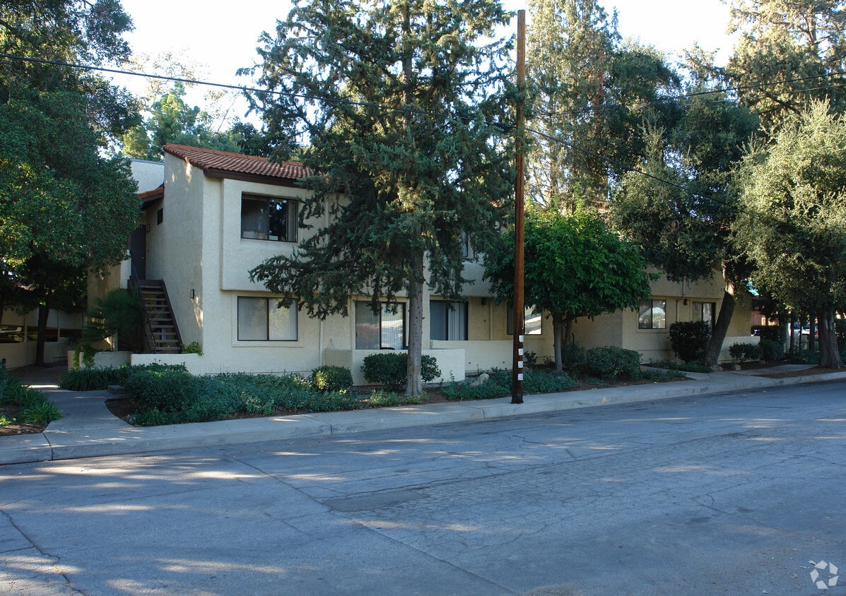 Building Photo - 215 E Summer St