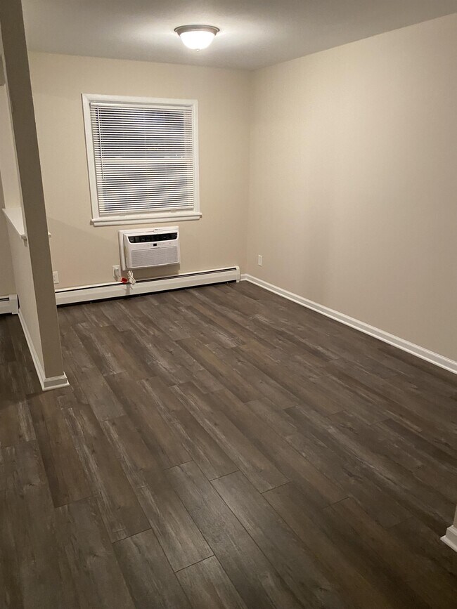 30243050 W Iona Terrace Unit 1, Milwaukee, WI 53221 Room for Rent in