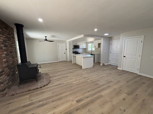 Foto del edificio - Fully remodeled home nestled on a spacious...
