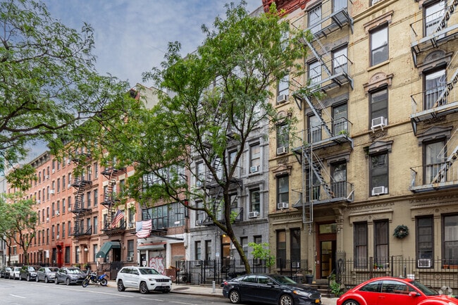 Building Photo - 444 W 49th St