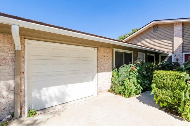 Building Photo - 1204 Woodfield Dr