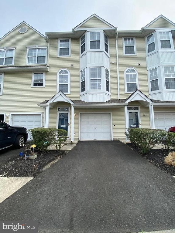 Foto principal - 6702 Riverfront Dr