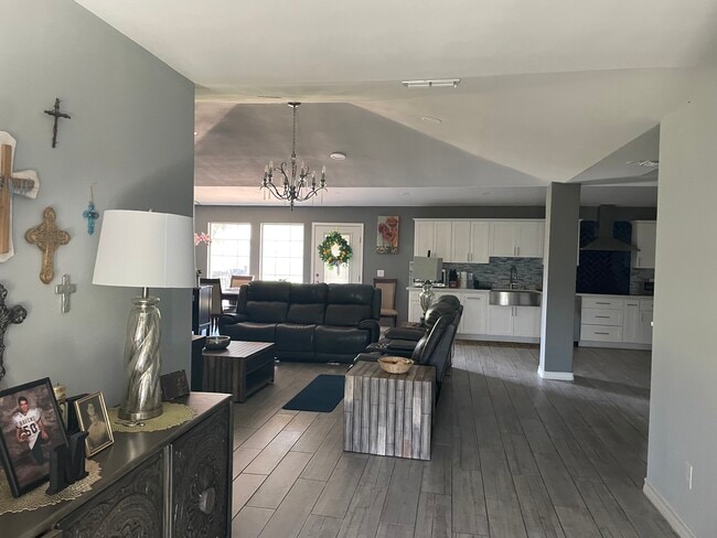 Building Photo - 5100 El Jardin Cir