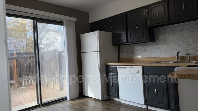 Building Photo - 25 Royal Crest Dr